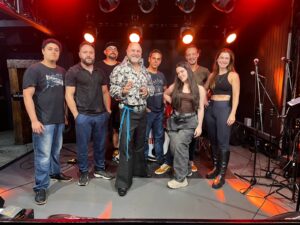 Waltinho (centro) e Banda Memphis irão interpretar Elvis Presley sexta-feira dia 20 deste mês no MPB bar em Maringá