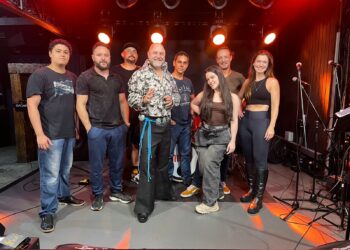 Waltinho (centro) e Banda Memphis irão interpretar Elvis Presley sexta-feira dia 20 deste mês no MPB bar em Maringá