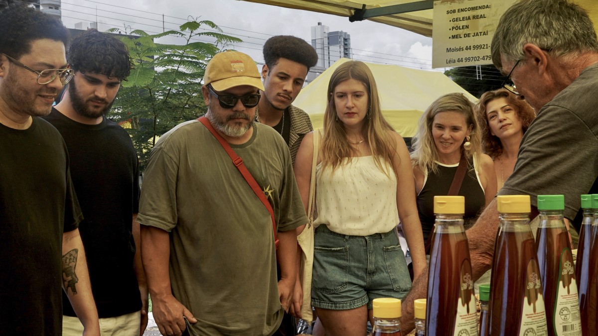 “O que se compra e o que se vive: Narrativas das Feiras de Maringá”
