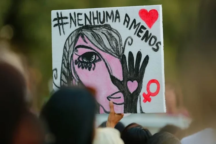 Maringá realiza ato para denunciar a violência contra a mulher e o feminicídio