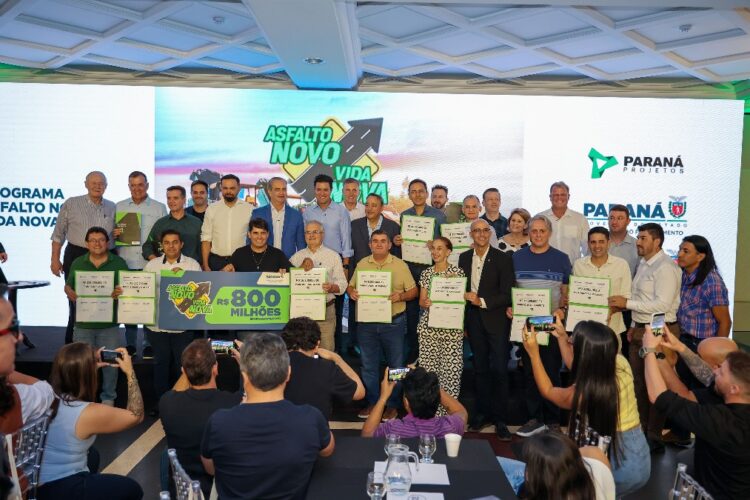Prefeitos e secretários conheceram o pacote de projetos estratégicos do governo apresentado em fórum de gestores públicos realizado nesta quarta-feira em Curitiba Foto:
