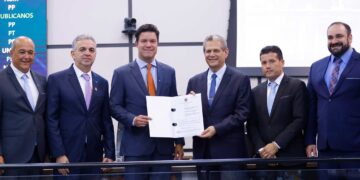 Guto Silva com o prefeito Silvio Barros e os quatro vereadores que propuseram a homenagem   Foto: Marquinhos Oliveira