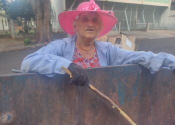 Dona Luzia, catadora de recicláveis, é homenageada pela Câmara de Maringá