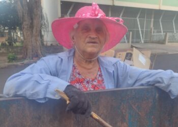 Dona Luzia, catadora de recicláveis, é homenageada pela Câmara de Maringá