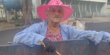 Dona Luzia, catadora de recicláveis, é homenageada pela Câmara de Maringá