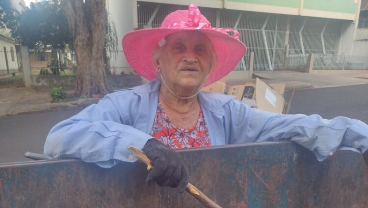 Dona Luzia, catadora de recicláveis, é homenageada pela Câmara de Maringá