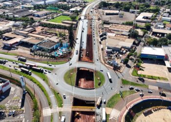 Imagem aérea do trevo, quando estava com  85,76% de execução, em novembro de 2025 (Crédito: DER-PR)