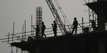 Setor da construção fechou o trimestres com a construção, com saldo de 645 em Maringá (Crédito: Ilustrativa/Freepik)