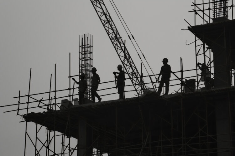 Setor da construção fechou o trimestres com a construção, com saldo de 645 em Maringá (Crédito: Ilustrativa/Freepik)