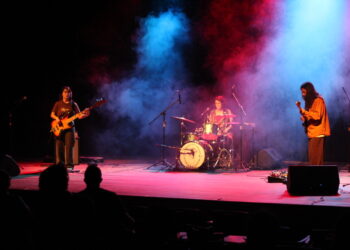 São as paisagens sonoras montadas pelo contrabaixo marcante de Natália Gimenes, a bateria cadenciada de Luana Santana e o fraseado de Hugo Ubaldo (Crédito: Cristiano Martinez)