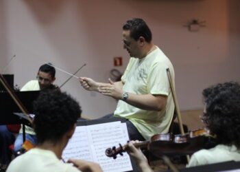 Maestro Davi Oliveira coordena ensaio da Camerata (Crédito: Cristiano Martinez)