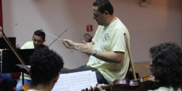 Maestro Davi Oliveira coordena ensaio da Camerata (Crédito: Cristiano Martinez)