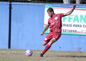 Jogador do Pinheirão, durante partida contra o Atlético Marialva (Crédito: Cristiano Martinez)