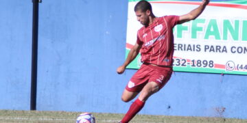 Jogador do Pinheirão, durante partida contra o Atlético Marialva (Crédito: Cristiano Martinez)