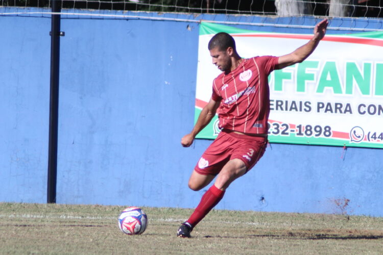 Jogador do Pinheirão, durante partida contra o Atlético Marialva (Crédito: Cristiano Martinez)