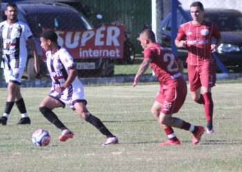 Lance da partida entre Atlético Marialva e Pinheirão, neste domingo, 19, no Estádio Braz Clementino de Mendonça (Crédito: Cristiano Martinez)