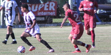 Lance da partida entre Atlético Marialva e Pinheirão, neste domingo, 19, no Estádio Braz Clementino de Mendonça (Crédito: Cristiano Martinez)