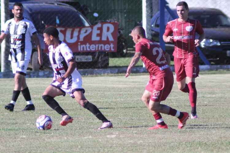 Lance da partida entre Atlético Marialva e Pinheirão, neste domingo, 19, no Estádio Braz Clementino de Mendonça (Crédito: Cristiano Martinez)