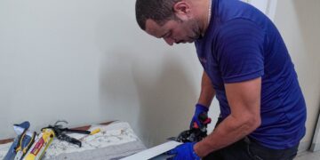 Restaurador de portas Marcos Teixeira é o primeiro MEI contratado pela prefeitura de Maringá