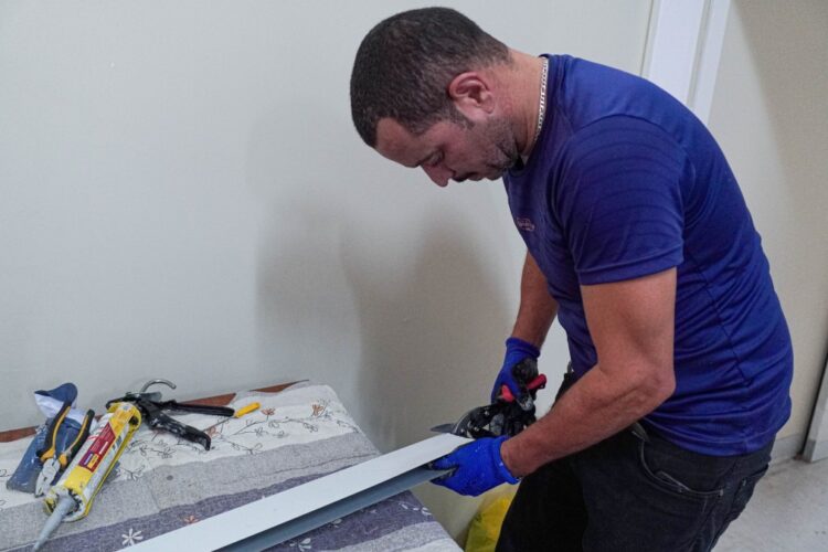 Restaurador de portas Marcos Teixeira é o primeiro MEI contratado pela prefeitura de Maringá