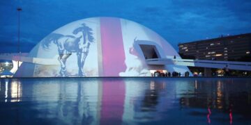 Imagem de 10 de fevereiro de 2026 do Museu Nacional, iluminado com o espetáculo de luzes do Ano Novo Chinês, tirada em Brasília, capital do Brasil. (Xinhua/Lucio Tavora)