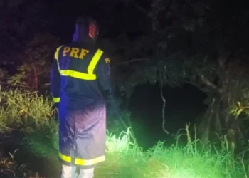 caminhãoi cai em represa, criança morre e motorista está desaparecido
