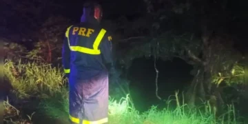 caminhãoi cai em represa, criança morre e motorista está desaparecido