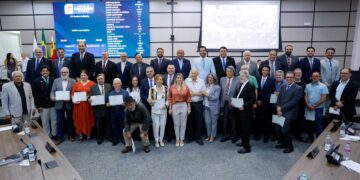 Câmara homenageia veteranos da imprensa de Maringá com título do Mérito Comunitário