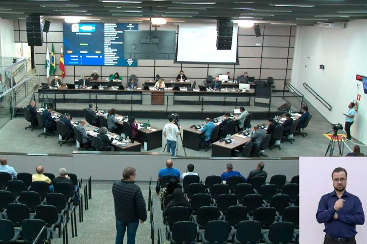 Sessão da Câmara Municipal de Maringá (Crédito: Reprodução)