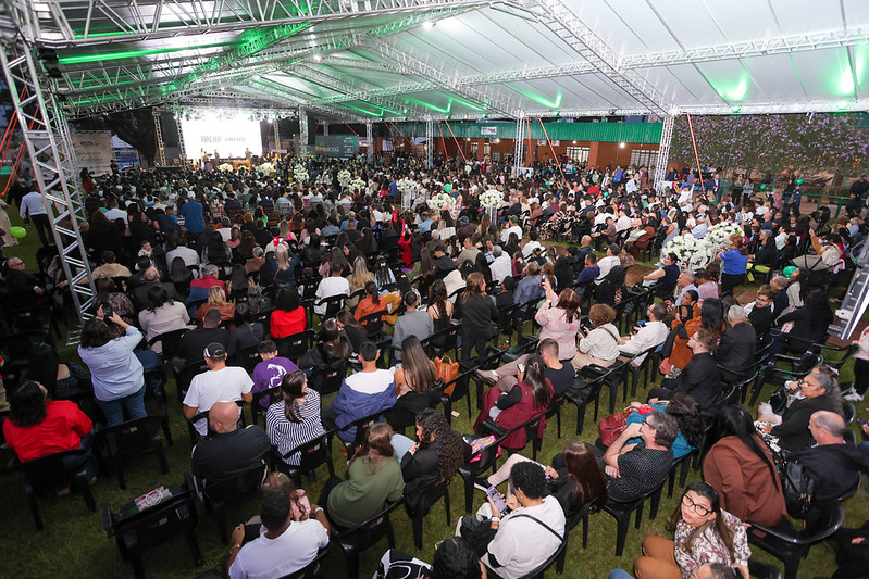 Mais de 200 casais oficializaram união no casamento coletivo na Expoingá