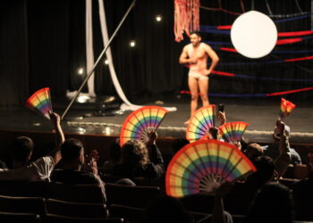 Público utilizou leque multicolorido para reagir (Crédito: Cristiano Martinez)