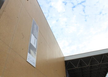 Detalhe da fachada do Teatro Calil Haddad com a placa do MAC-PR (Crédito: Cristiano Martinez)
