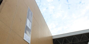 Detalhe da fachada do Teatro Calil Haddad com a placa do MAC-PR (Crédito: Cristiano Martinez)