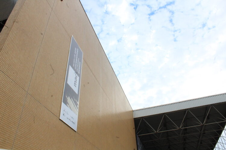Detalhe da fachada do Teatro Calil Haddad com a placa do MAC-PR (Crédito: Cristiano Martinez)