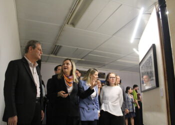Prefeito Silvio Barros e secretária Luciana Casagrande Pereirea (à dir.) fazem tour na exposição (Crédito: Cristiano Martinez)