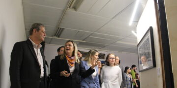 Prefeito Silvio Barros e secretária Luciana Casagrande Pereirea (à dir.) fazem tour na exposição (Crédito: Cristiano Martinez)