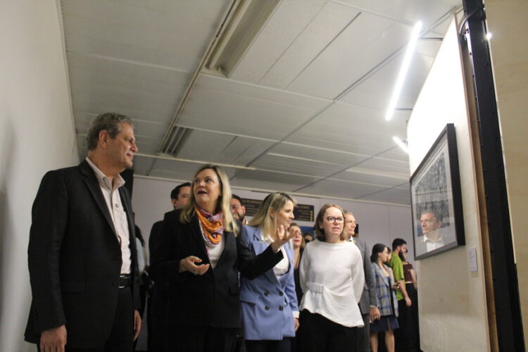 Prefeito Silvio Barros e secretária Luciana Casagrande Pereirea (à dir.) fazem tour na exposição (Crédito: Cristiano Martinez)