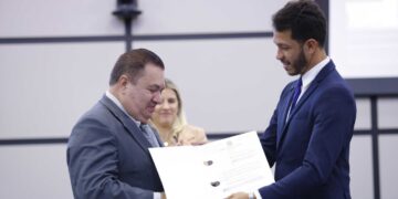 Câmara homenageia Ismael Santos por seus 50 anos de carreira
