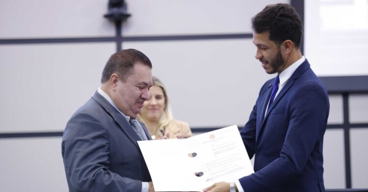 Câmara homenageia Ismael Santos por seus 50 anos de carreira