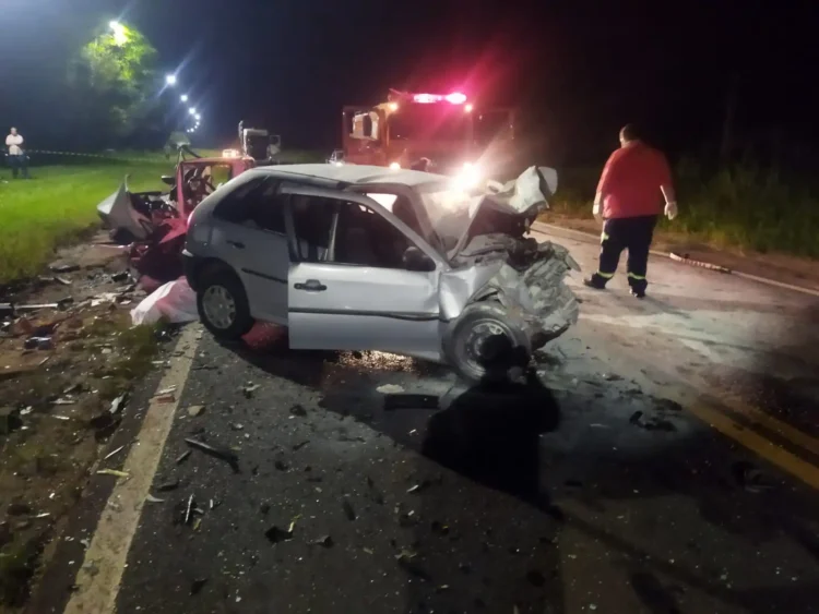 acidente entre dois veículos na PR-463 deixa quatro mortos