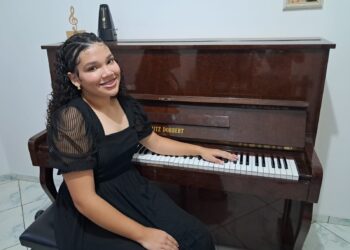 Julia Elysie estuda no curso de graduação em Música da UEM, com bacharelado em instrumento (piano) - Crédito: Arquivo Pessoal