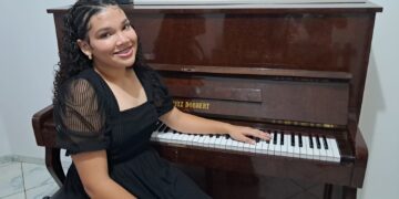 Julia Elysie estuda no curso de graduação em Música da UEM, com bacharelado em instrumento (piano) - Crédito: Arquivo Pessoal