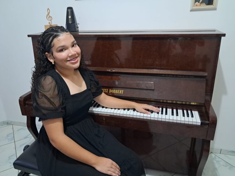 Julia Elysie estuda no curso de graduação em Música da UEM, com bacharelado em instrumento (piano) - Crédito: Arquivo Pessoal