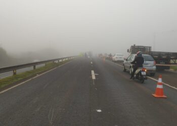 No momento do acidente, o trecho apresentava baixa visibilidade em razão de forte neblina (Crédito: PRF)