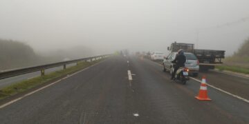 No momento do acidente, o trecho apresentava baixa visibilidade em razão de forte neblina (Crédito: PRF)