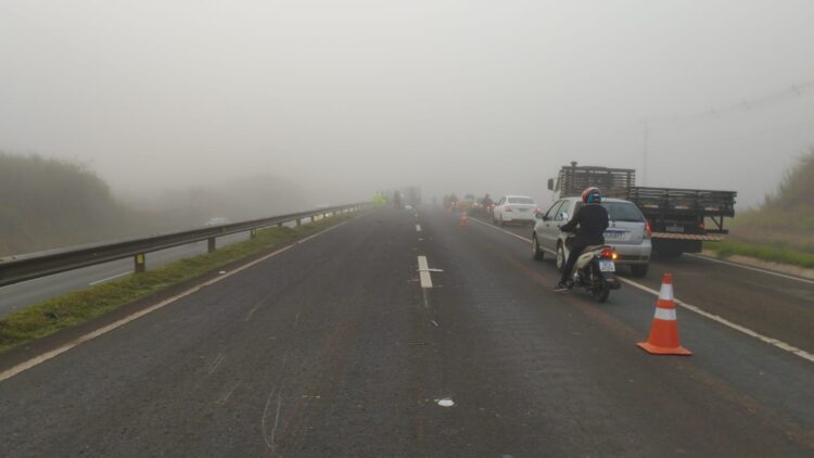 No momento do acidente, o trecho apresentava baixa visibilidade em razão de forte neblina (Crédito: PRF)