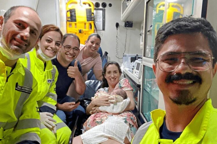 Antony nasce em rodovia em ambulância da concessionária