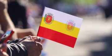 38 instituições, entre escolas, associações e forças de segurança, participam do desfile do aniversário de Maringá