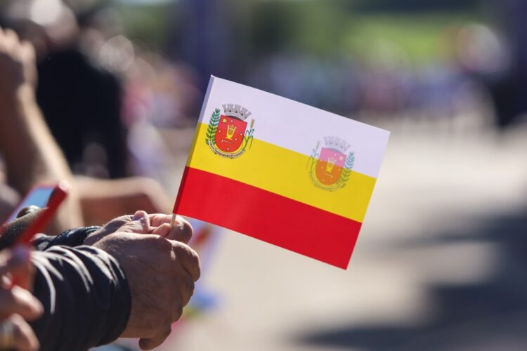 38 instituições, entre escolas, associações e forças de segurança, participam do desfile do aniversário de Maringá