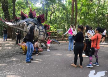 Exposição de dinossauros lota o Parque do Ingá